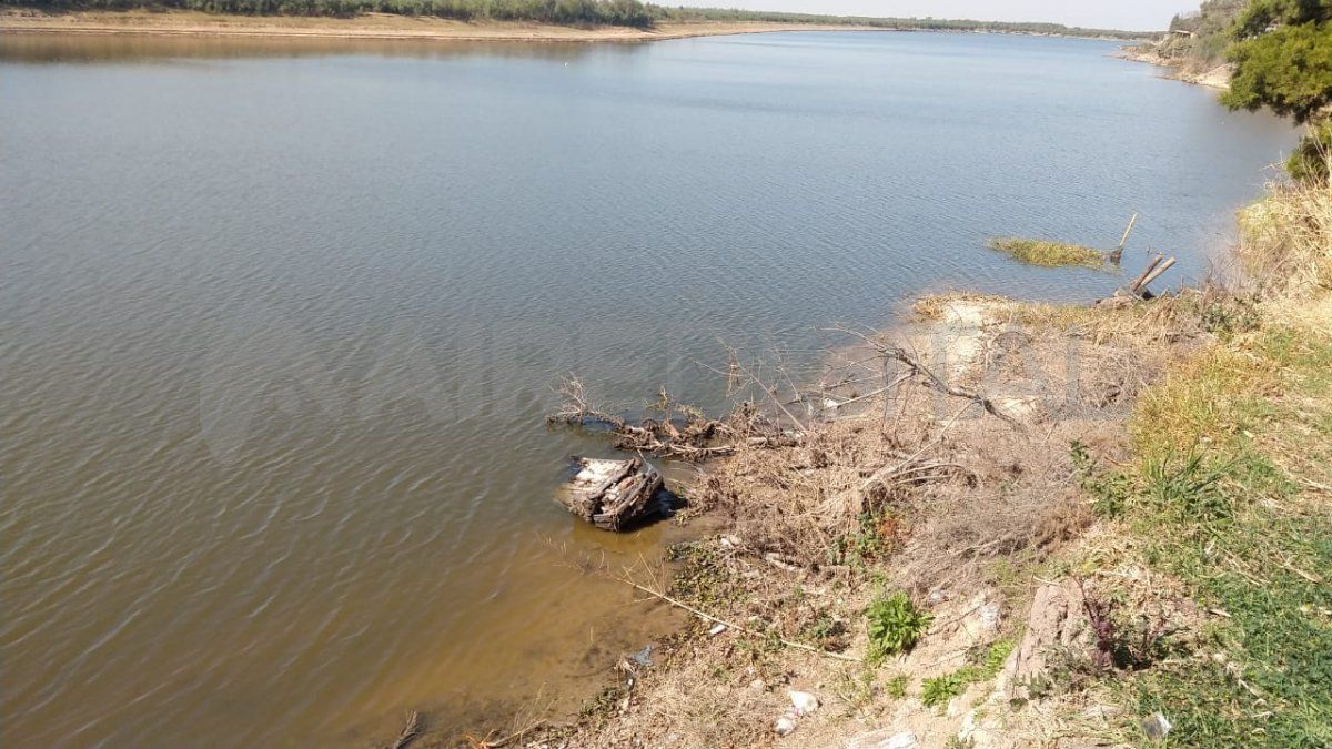 El auto quedó al descubierto a la altura del calle Córdoba y el río Coronda. Investigan si tiene relación con el taxista que se arrojó al río en diciembre del 2018 a quien no encontraron. Tampoco apareció el automóvil.
