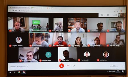Este viernes, concejales y concejalas se reunieron vía online con funcionarios del Ejecutivo Municipal para evacuar dudas e interrogantes sobre los Mensajes N° 16/20 y 17/20, que abordan el Presupuesto 2021 y la Ordenanza Tributaria. Este viernes, concejales y concejalas se reunieron vía online con funcionarios del Ejecutivo Municipal para evacuar dudas e interrogantes sobre los Mensajes N° 16/20 y 17/20, que abordan el Presupuesto 2021 y la Ordenanza Tributaria.