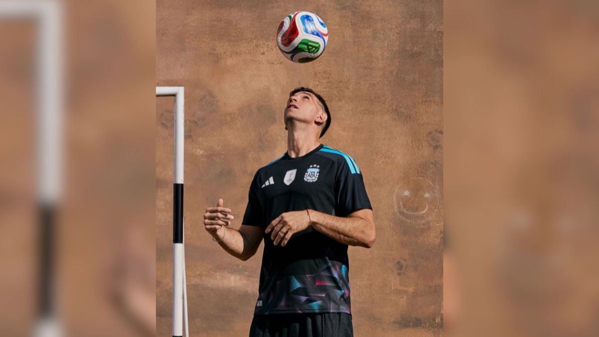 Emiliano Martínez con la nueva camiseta de arquero de la Selección para el Mundial 2026. Emiliano Martínez con la nueva camiseta de arquero de la Selección para el Mundial 2026.