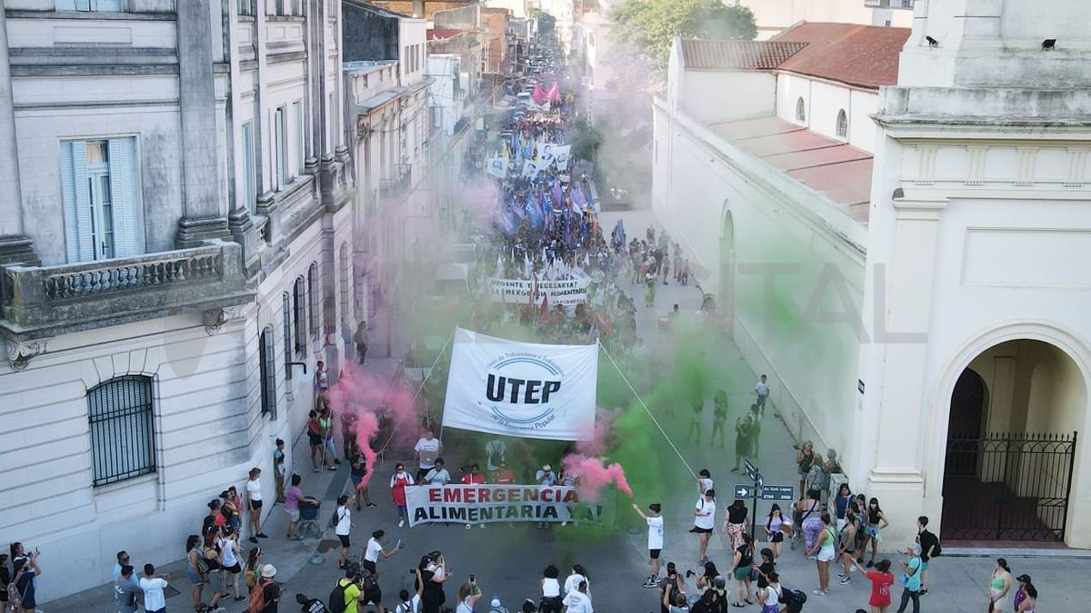 Con pancartas, banderas celestes y blancas, cánticos al ritmo de redoblantes y tapas de ollas vacías, exigieron la Emergencia Alimentaria. Con pancartas, banderas celestes y blancas, cánticos al ritmo de redoblantes y tapas de ollas vacías, exigieron la Emergencia Alimentaria.