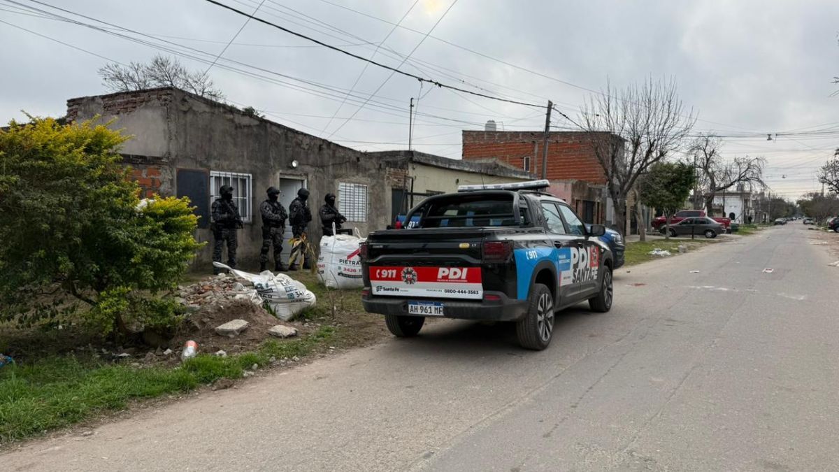 Los allanamientos se realizan en varios barrios de Santa Fe.