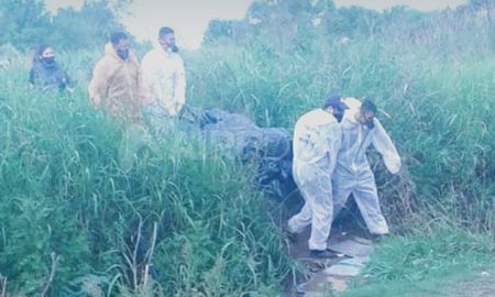 Este sábado por la noche, en una vivienda de Arenales y Bieler Has en barrio Las Vegas de Santo Tomé se encontró en cuerpo sin vida de una persona. Según las primeras informaciones policiales, el cuerpo hallado estaba atado a un árbol. Este sábado por la noche, en una vivienda de Arenales y Bieler Has en barrio Las Vegas de Santo Tomé se encontró en cuerpo sin vida de una persona. Según las primeras informaciones policiales, el cuerpo hallado estaba atado a un árbol.