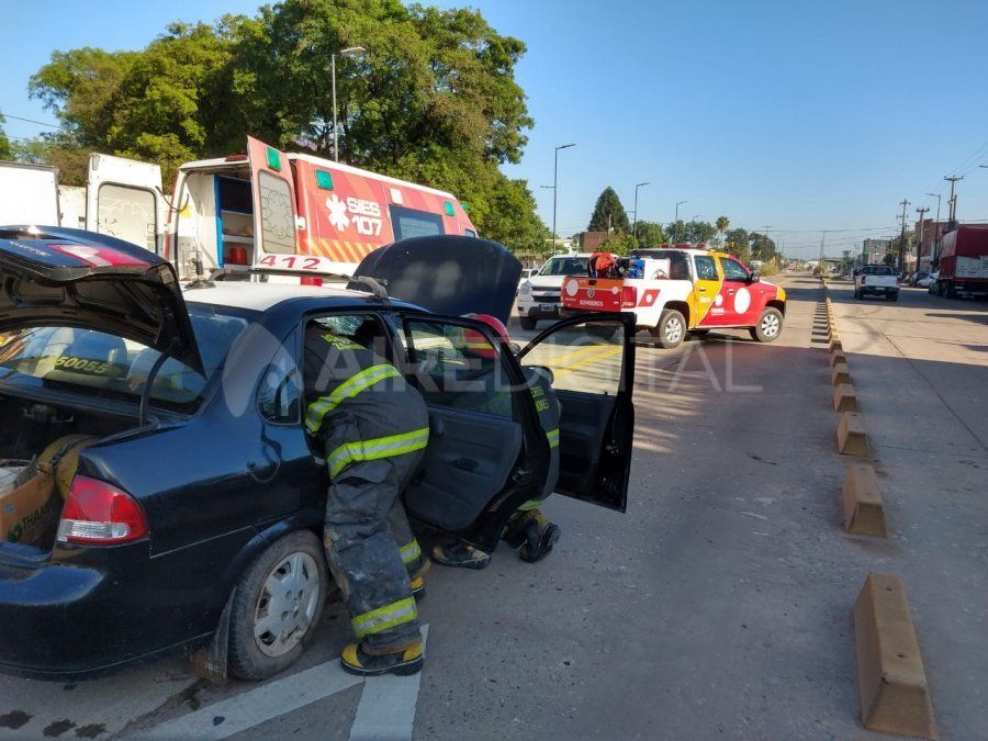 Los bomberos sacaron a la mujer pasajera y al taxista por la puerta de atr&aacute;s del auto
