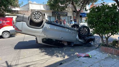 Fuerte accidente de tránsito en Santa Fe: una camioneta volcó en pleno barrio Candioti