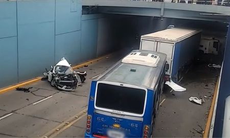 Nueve personas murieron tras el vuelco de un ómnibus en Colombia. Nueve personas murieron tras el vuelco de un ómnibus en Colombia.