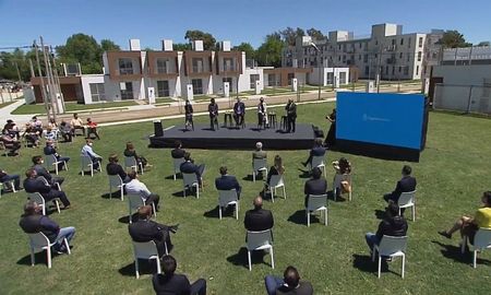 El presidente recorrió el complejo de viviendas que fueron construidas en el Barrio Justicialista Nº2 de Ezeiza. El presidente recorrió el complejo de viviendas que fueron construidas en el Barrio Justicialista Nº2 de Ezeiza.