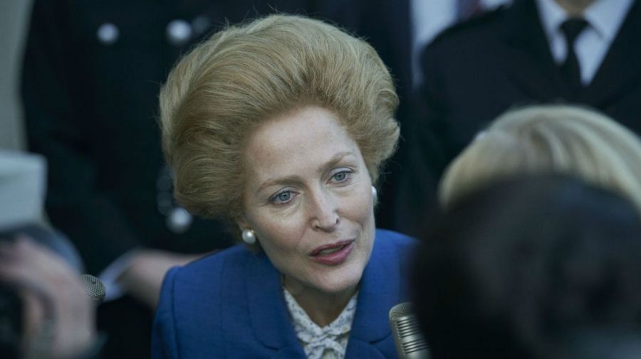 Gillian Anderson como Margaret Thatcher en The Crown de Netflix. 