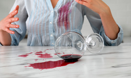Los mejores trucos para sacar las manchas de vino de la ropa. Los mejores trucos para sacar las manchas de vino de la ropa.