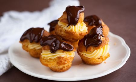 La receta rápida y sencilla para preparar profiteroles de crema. La receta rápida y sencilla para preparar profiteroles de crema.