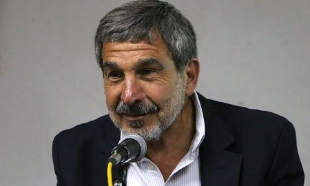 Podría ser que los anticuerpos que generamos con una vacuna no sean efectivos para una variante que aparezca más adelante. Por lo tanto uno tiene que pensar esta situación de que probablemente haya que dar dosis de refuerzo o cambiar alguna vacuna si es que no es efectiva contra una nueva variante, resaltó Salvarezza. Podría ser que los anticuerpos que generamos con una vacuna no sean efectivos para una variante que aparezca más adelante. Por lo tanto uno tiene que pensar esta situación de que probablemente haya que dar dosis de refuerzo o cambiar alguna vacuna si es que no es efectiva contra una nueva variante, resaltó Salvarezza.