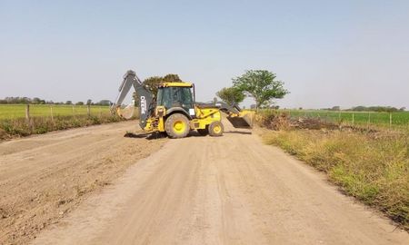 En Tacural y Ataliva, el mejoramiento de los caminos permitirá garantizar el acceso de los productores y de los pobladores a los corredores de las rutas 34 y 13 , mientras que para la comuna de Bella Italia, la conexión con la ruta provincial 70 es vital. En Tacural y Ataliva, el mejoramiento de los caminos permitirá garantizar el acceso de los productores y de los pobladores a los corredores de las rutas 34 y 13 , mientras que para la comuna de Bella Italia, la conexión con la ruta provincial 70 es vital.