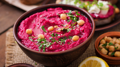 El hummus de garbanzo y remolacha que cambiará tu forma de consumir legumbres: la receta que nunca falla