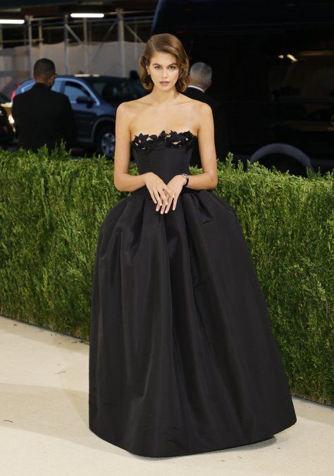 Kaia Gerber por Oscar de la Renta. Inspirado en el vestido de Halston que llevó Bianca Jagger en la Met Gala de 1981.