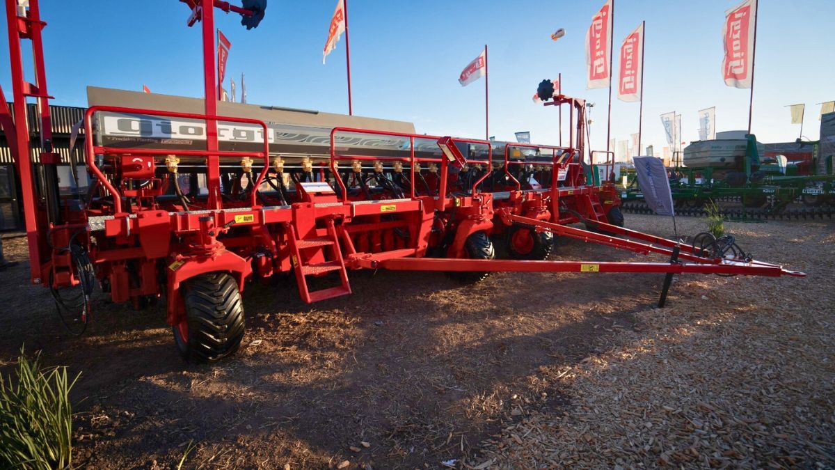 La firma deslumbró con un stand institucional donde exhibió tanto sus modelos más reconocidos como una serie de innovaciones orientadas a la eficiencia y precisión en el trabajo agrícola.