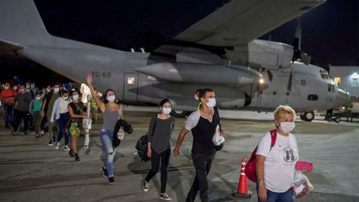 Dos Hércules de la Fuerza Aérea trajeron 140 argentinos repatriados de Cusco, Perú