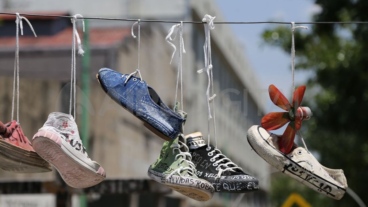 Las zapatillas que los jóvenes perdieron al huir del incendio o tatando de ayudar a otras víctimas quedaron en el lugar y se convirtieron en un símbolo de la masacre de Cromañón.