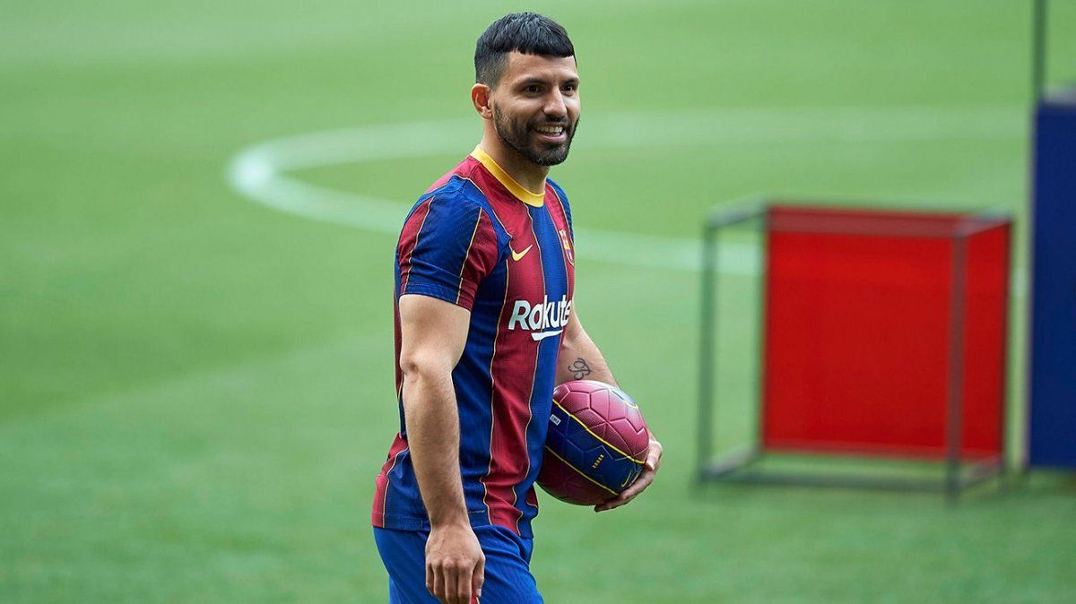 Sergio Kun Agüero firmó contrato con el Barcelona por dos temporadas y será compañero, por primera vez a nivel clubes, de Lionel Messi.