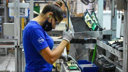 Según el Indec, la industria cayó 8,7% interanual en febrero de 2026 y 4% respecto del mes previo