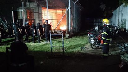 Motín en el departamento Rosario: internos provocaron un incendio en una comisaría de Granadero Baigorria