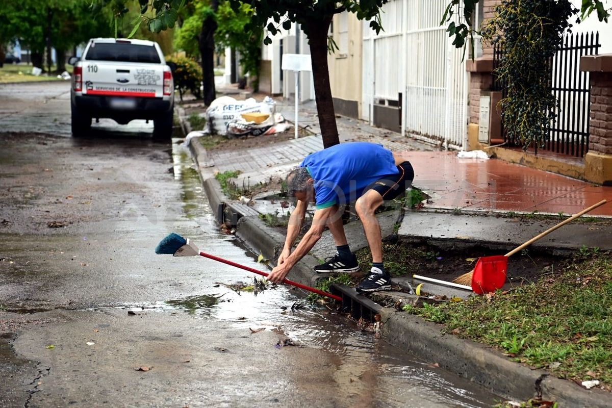 El agua provocó el anegamiento en varias calles de la ciudad de Santa Fe. El agua provocó el anegamiento en varias calles de la ciudad de Santa Fe.