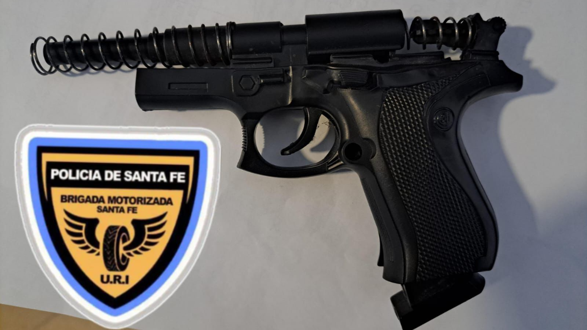 El arma de fuego secuestrada resultó ser una réplica. El arma de fuego secuestrada resultó ser una réplica.