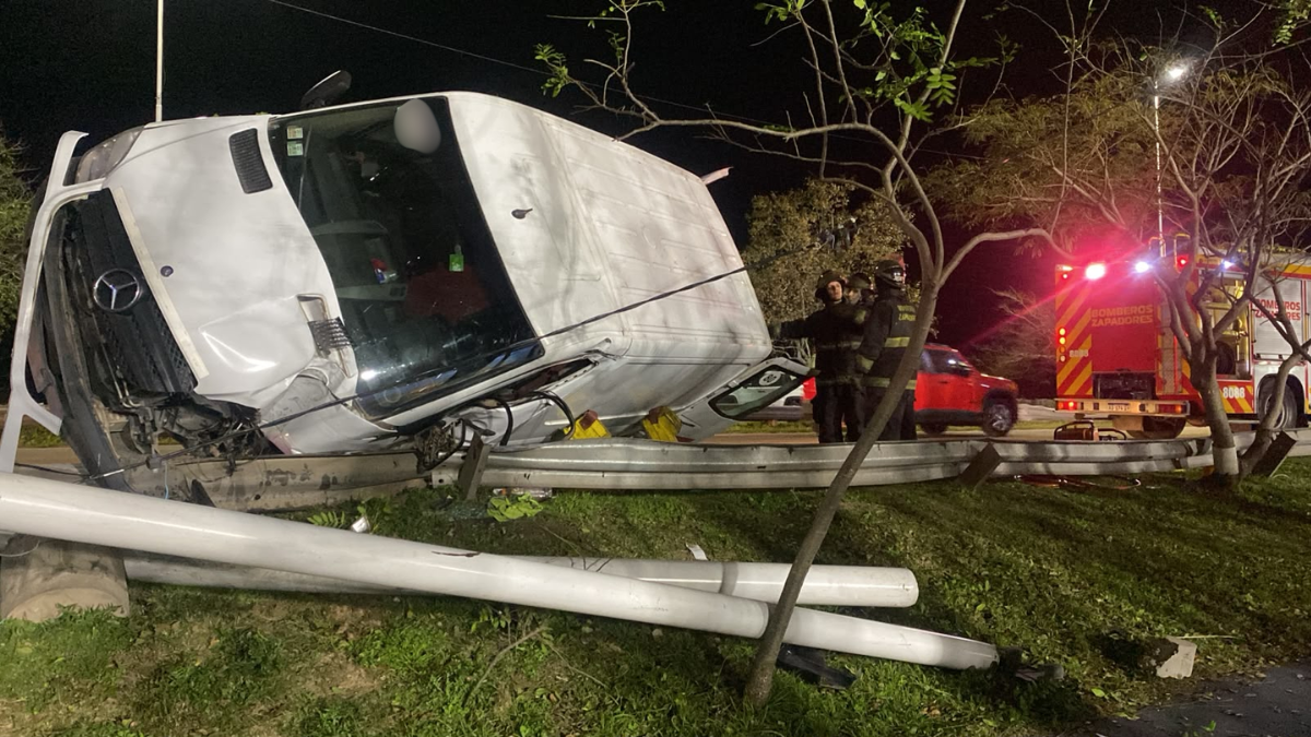 La camioneta quedó tendida del guardarrail tras el accidente.