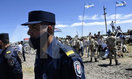 La Policía de Entre Ríos desaloja este jueves el campo de los Etchevehere. La Policía de Entre Ríos desaloja este jueves el campo de los Etchevehere.