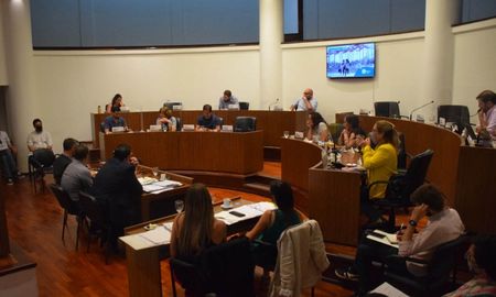 Tras la audiencia, el oficialismo y un sector de la oposición coincidieron en que el proyecto debería ser discutido por la actual conformación del Concejo Municipal. Tras la audiencia, el oficialismo y un sector de la oposición coincidieron en que el proyecto debería ser discutido por la actual conformación del Concejo Municipal.