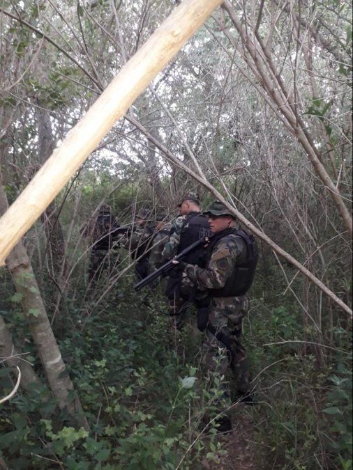 Personal de la Dirección General de Seguridad Rural, Agencia de Investigación Criminal con sus grupo de canes detectores, efectivos de la Guardia de Infantería de la URVII y agentes del Grupo de Operaciones Especiales de la URI trabajaron en el lugar