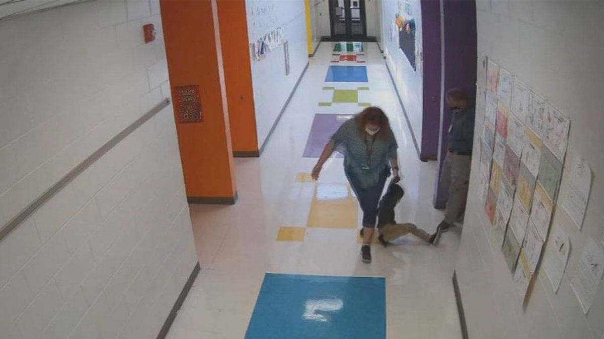 Renunciaron dos docentes tras arrastrar a un alumno por los pasillos de la escuela
