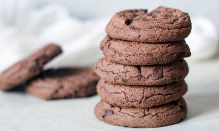 Ideales para la merienda o el postre, estas galletitas de chocolate utilizan el dulzor natural de la fruta y la intensidad del cacao amargo. Ideales para la merienda o el postre, estas galletitas de chocolate utilizan el dulzor natural de la fruta y la intensidad del cacao amargo.