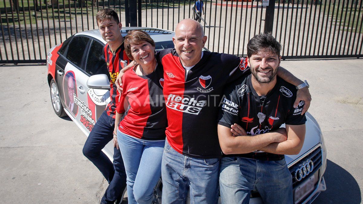 Los Ghiano rumbo a Paraguay en auto ploteado con los colores de la pasión