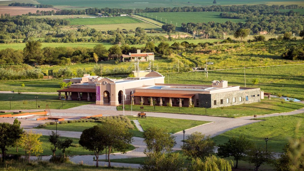 Durante el verano, la localidad ofrece diferentes actividades al aire libre, lo que la transforma es una opción para vacacionar y descubrir. Durante el verano, la localidad ofrece diferentes actividades al aire libre, lo que la transforma es una opción para vacacionar y descubrir.