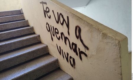 En la escalera rumbo al hogar de Luz Raquel Padilla escribieron la amenaza que finalmente le cumplieron.(Agencia Reforma) En la escalera rumbo al hogar de Luz Raquel Padilla escribieron la amenaza que finalmente le cumplieron.(Agencia Reforma)