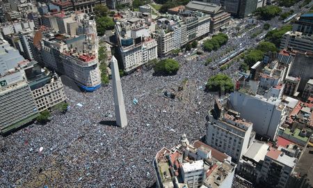 La Av. 9 de Julio en Buenos Aires fue el escenario de los festejos por el triunfo de la selección argentina de Fútbol en el Mundial de Qatar 2022. Se estima que mas de 5 millones de personas se concentraron en el lugar. La Av. 9 de Julio en Buenos Aires fue el escenario de los festejos por el triunfo de la selección argentina de Fútbol en el Mundial de Qatar 2022. Se estima que mas de 5 millones de personas se concentraron en el lugar.