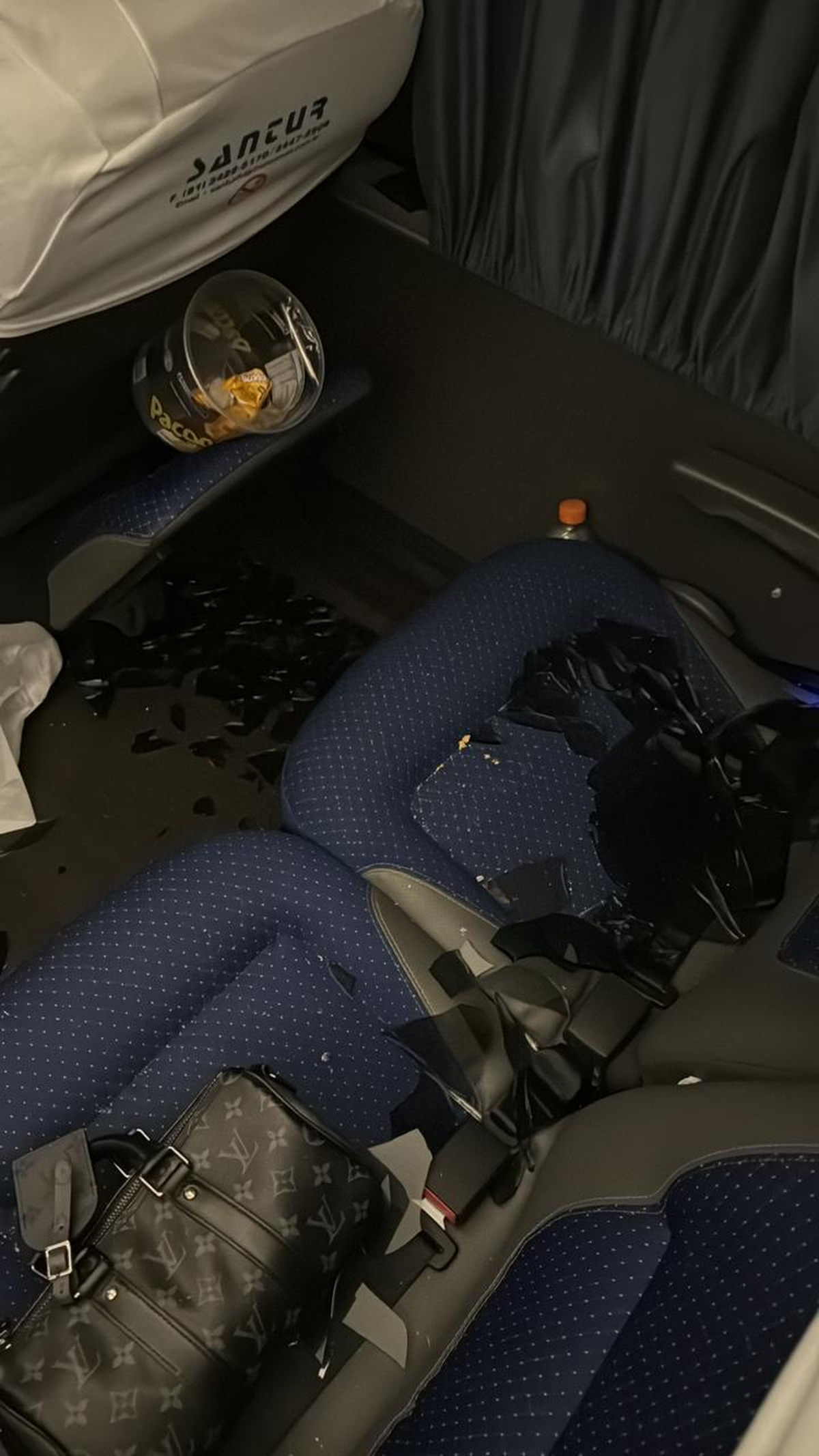 Así quedó el colectivo de Fortaleza tras el ataque. Así quedó el colectivo de Fortaleza tras el ataque.