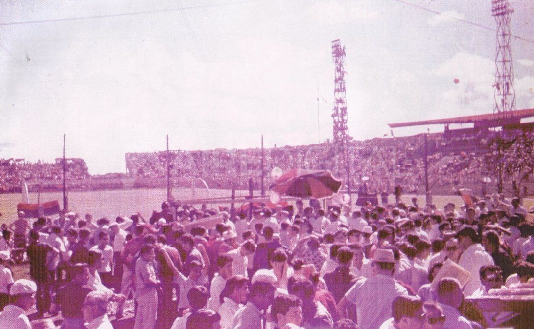 El marco en la previa del duelo que consagraría campeón a Colón del campeonato de Primera B de 1965. El marco en la previa del duelo que consagraría campeón a Colón del campeonato de Primera B de 1965.