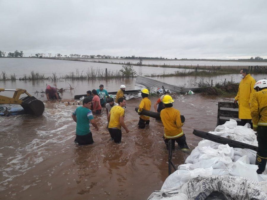 Personal de Protección Civil y de Bomberos Voluntarios trabajaron a destajo para impedir el ingreso del agua al pueblo.