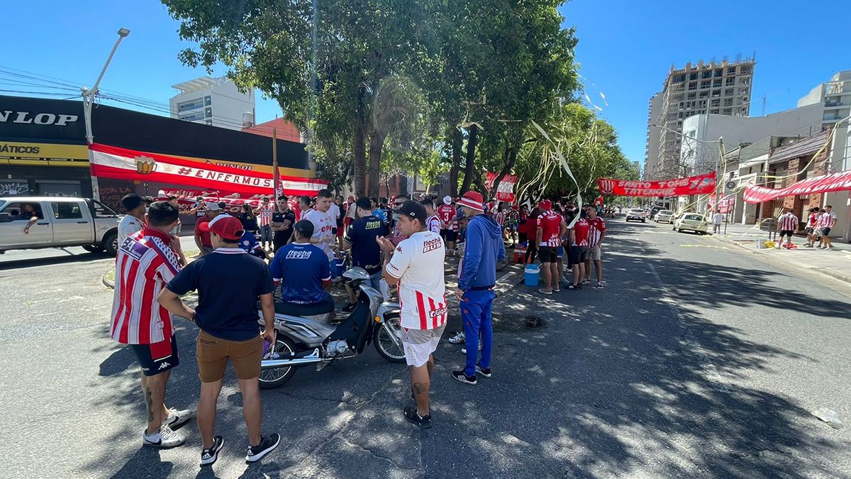 La parcialidad roja y blanca se concentró desde temprano en inmediaciones del estadio y de Bulevar y 1° de Mayo.