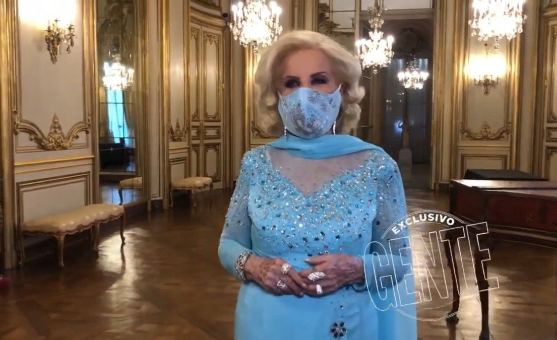 Mirtha Legrand y su barbijo celeste, a tono con su vestido.