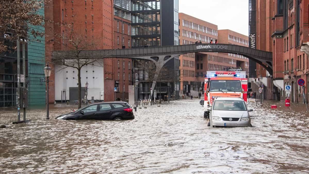 La brigada de bomberos de Polonia reportó un muerto y cinco heridos a causa de la tormenta.