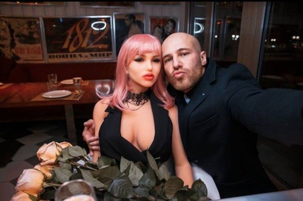 Un fisicoculturista ruso se casó con su muñeca sexual: Nuestro romance floreció durante la cuarentena