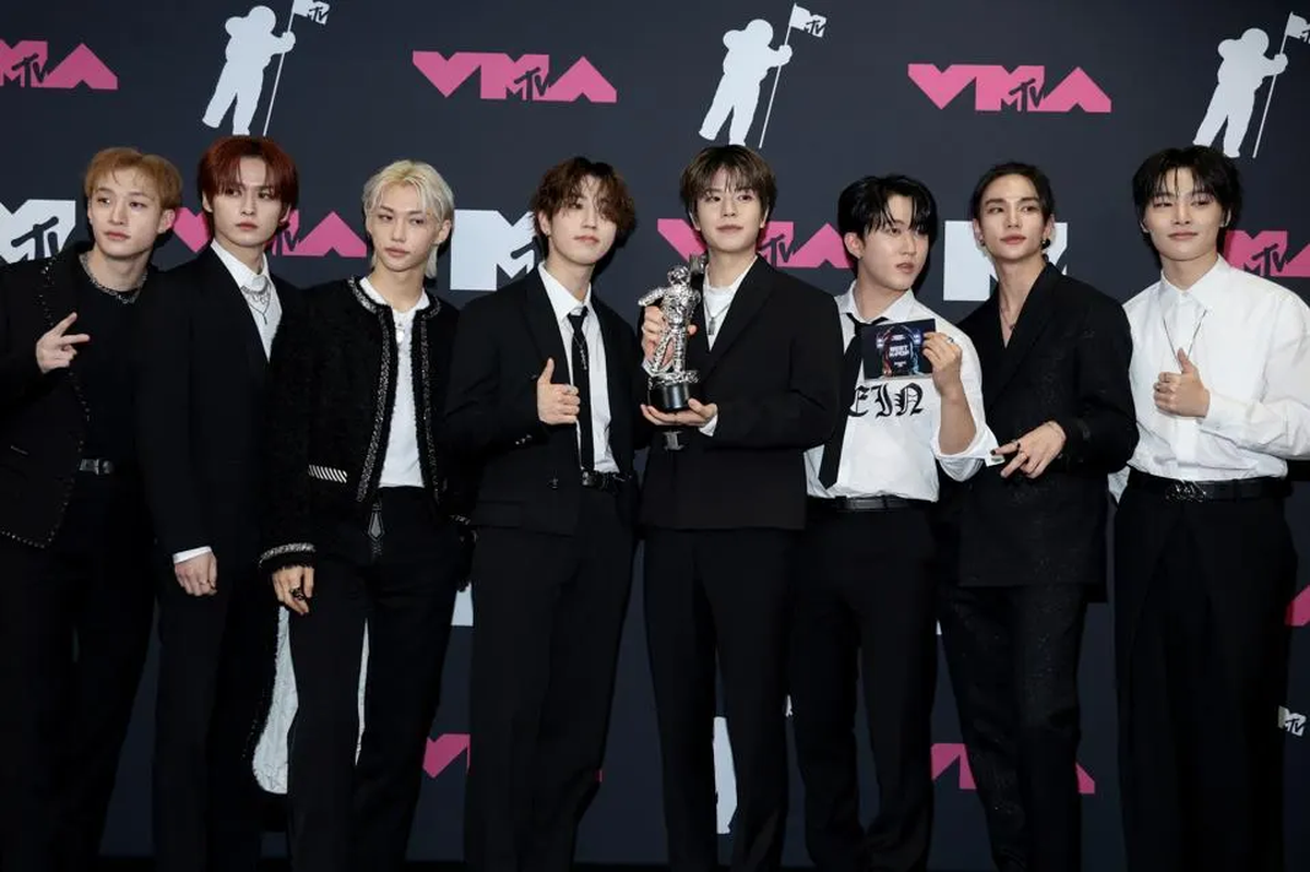 Stray Kids se llevó un premio en los VMA de MTV y agradecieron a los fans del Kpop. Stray Kids se llevó un premio en los VMA de MTV y agradecieron a los fans del Kpop.