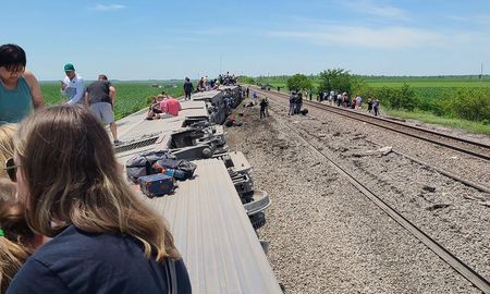 El tren de Amtrak, que viajaba de Los Ángeles a Chicago, chocó con un camión de basura en un cruce ferroviario público en la zona de Mendon, estado de Missouri. El tren de Amtrak, que viajaba de Los Ángeles a Chicago, chocó con un camión de basura en un cruce ferroviario público en la zona de Mendon, estado de Missouri.