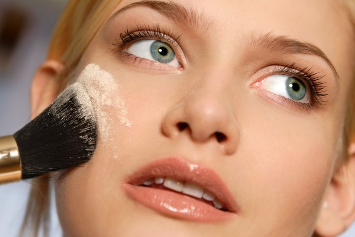 Es importante no olvidar el paso final: ¡sellar todo el trabajo! Este paso puede realizarse con polvo y permitirá que el maquillaje quede fijo.