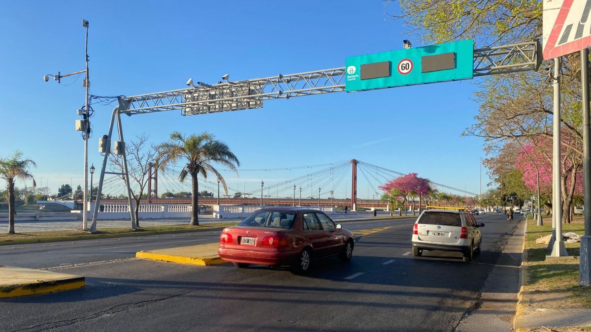 Este miércoles la Costanera de Santa Fe amaneció con el nuevo pórtico del anillo digital de seguridad que impulsa la Municipalidad.