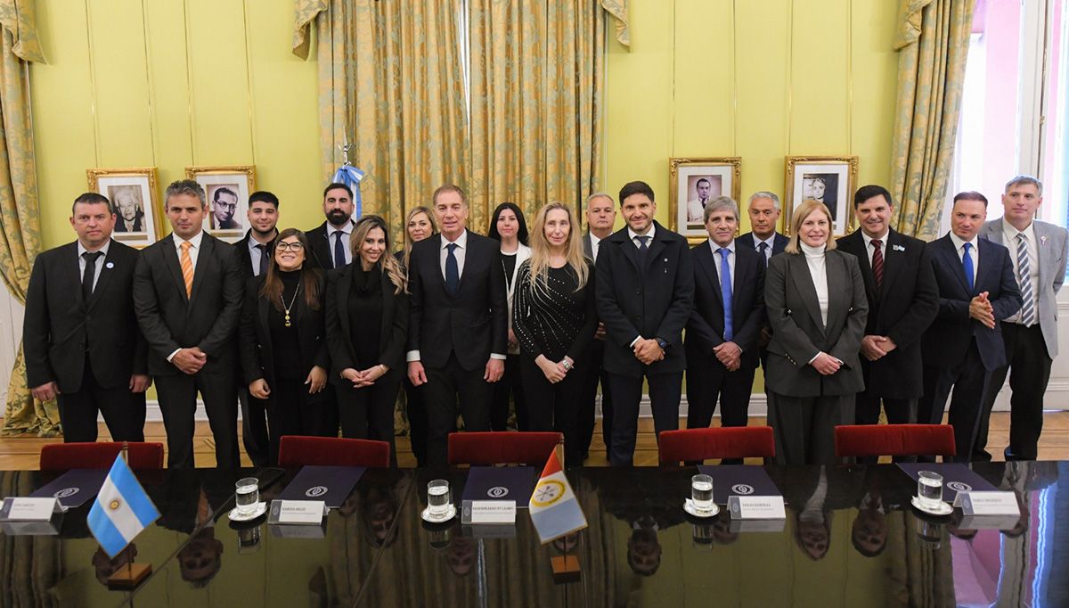 En un hecho in&eacute;dito en Argentina, el gobernador de Santa Fe firm&oacute; el convenio por el cual la Provincia asumir&aacute; durante 20 a&ntilde;os, con recursos propios, la administraci&oacute;n, el mantenimiento y la ejecuci&oacute;n de obras sobre la Ruta Nacional A012.