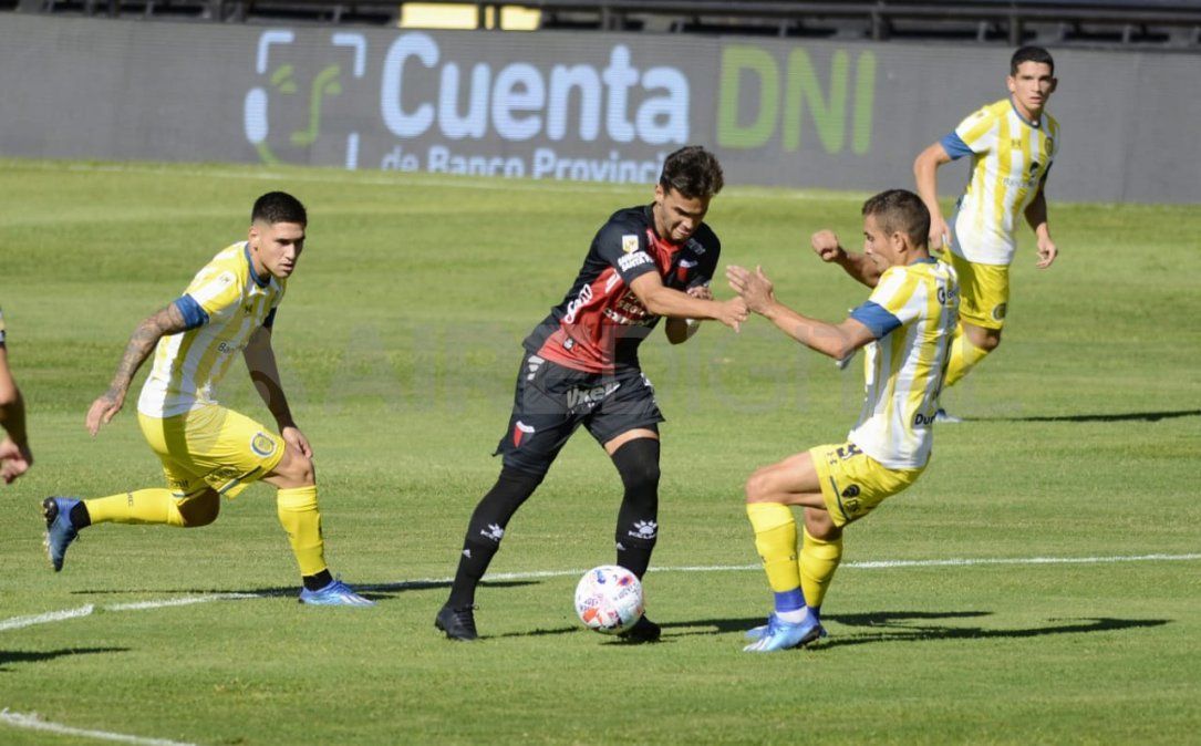 Cristian Ferreira jugó su segundo partido como titular en Colón. En el complemento fue sustituido por Facundo Farías.