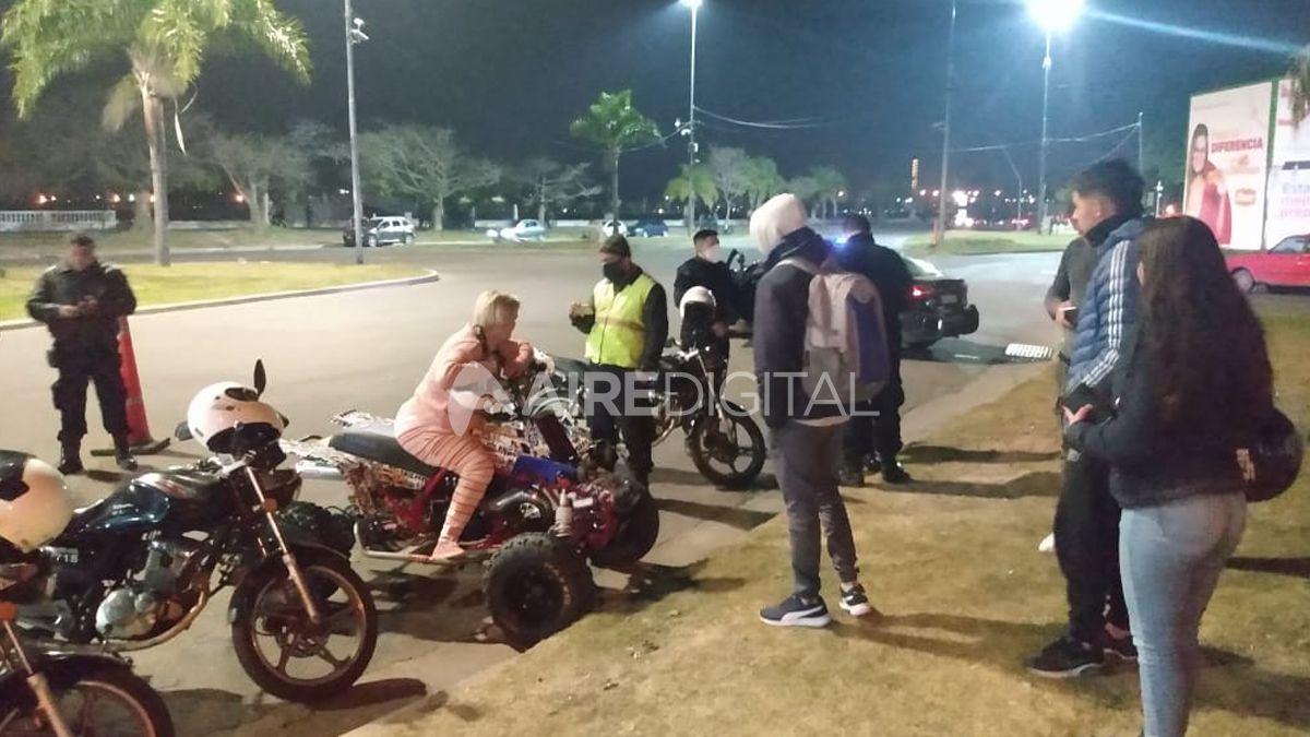 Una mujer se encadenó a un cuatriciclo para que no se lo lleve la policía