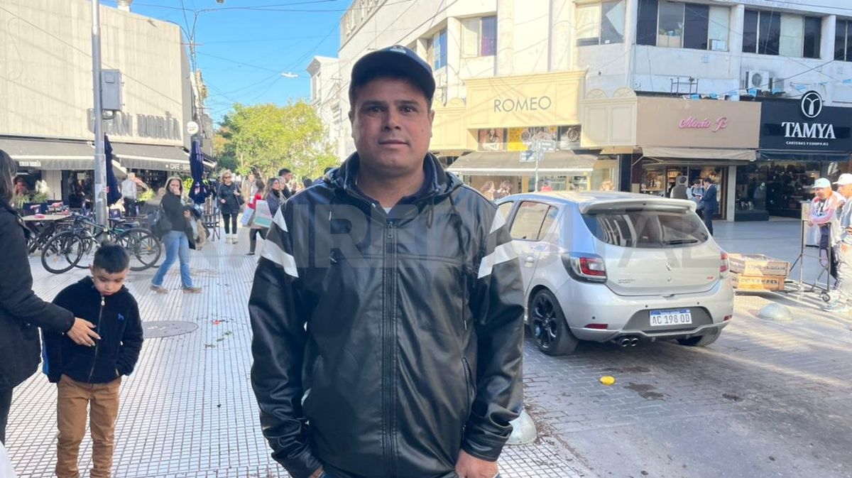 El florista aseguró que hace seis años que vende flores en la zona de la peatonal.